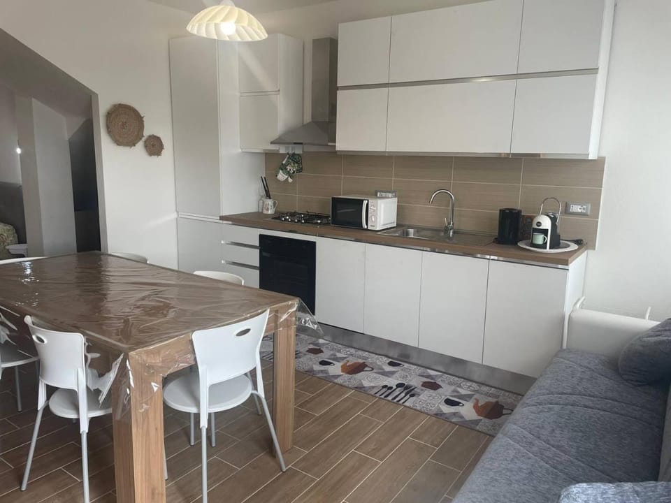 Coffee/tea facilities, Kitchen or kitchenette, Living room, Dining area, oven