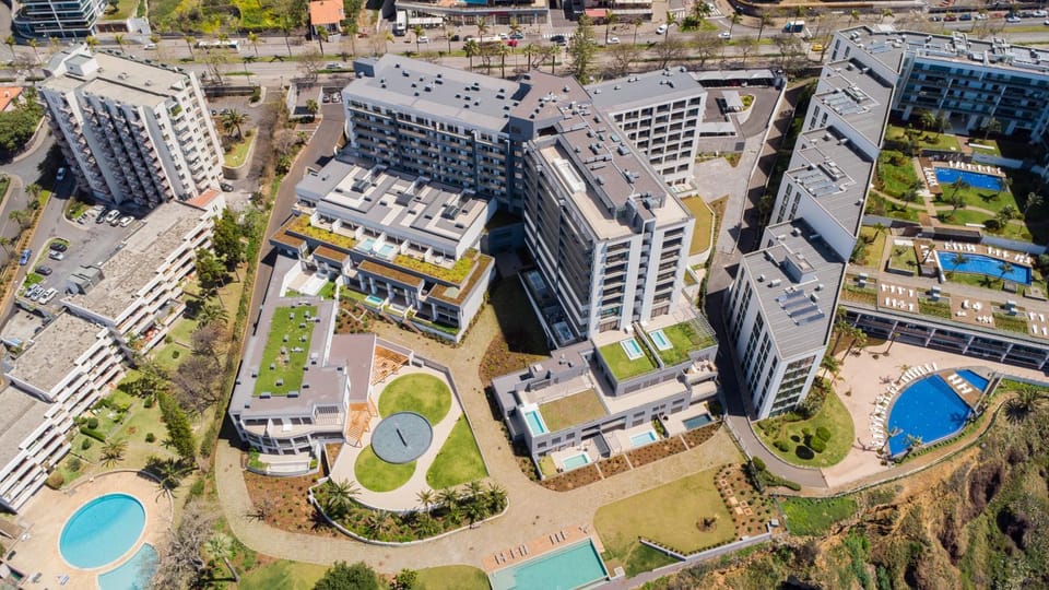 Property building, Day, Neighbourhood, Pool view, Swimming pool, Location