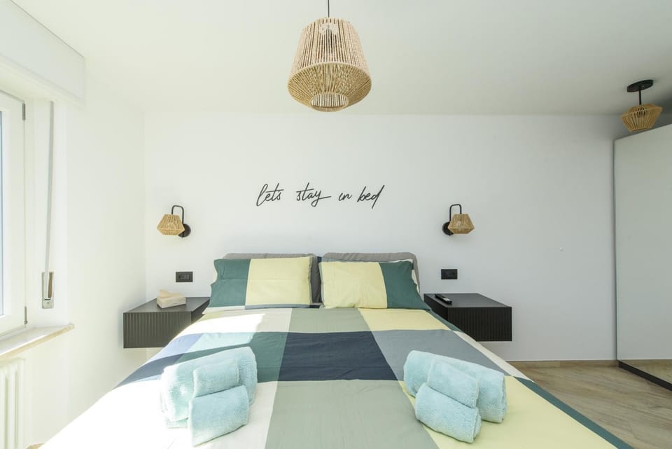 Bed, Photo of the whole room, Bedroom, towels