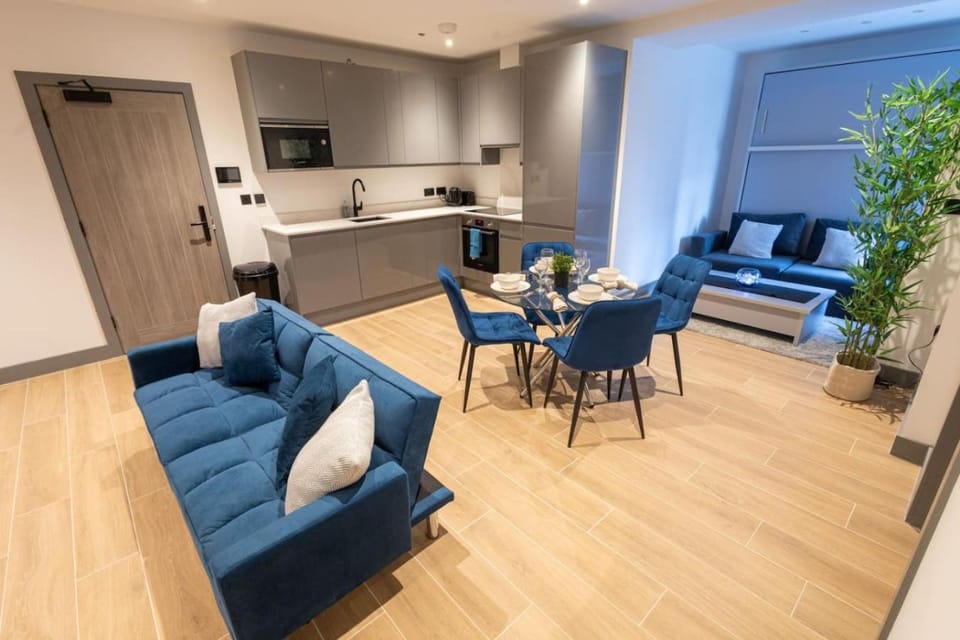 TV and multimedia, Kitchen or kitchenette, Living room, Seating area, Dining area