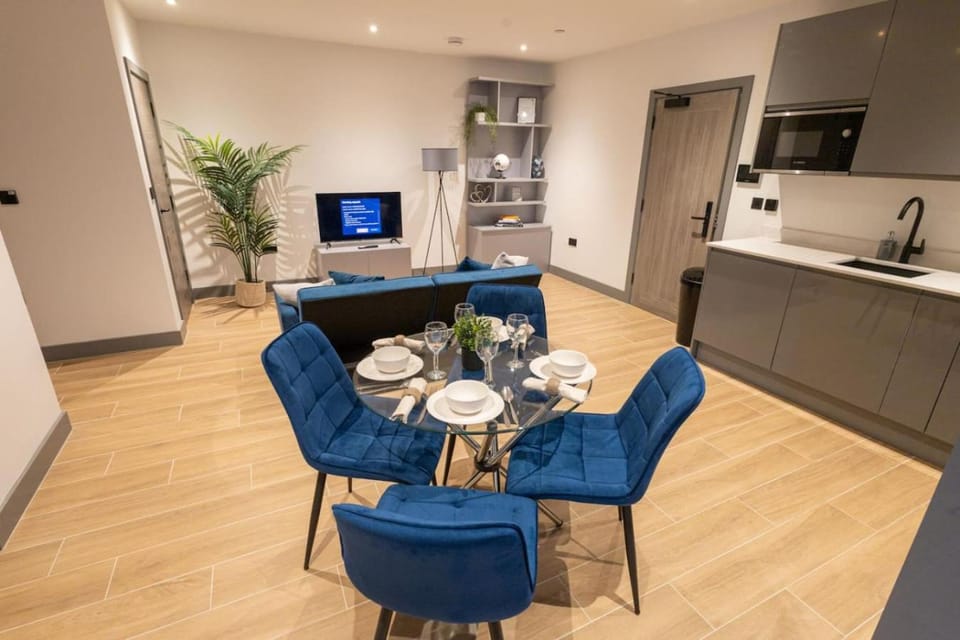 TV and multimedia, Coffee/tea facilities, Kitchen or kitchenette, Living room, Seating area, Dining area, stove