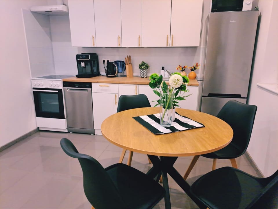 Coffee/tea facilities, Kitchen or kitchenette, Dining area, dishwasher, oven, stove, toaster