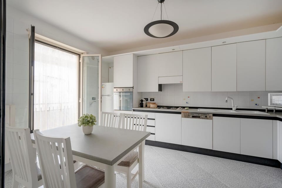 Kitchen or kitchenette, Dining area, dishwasher, oven, pet friendly, stove