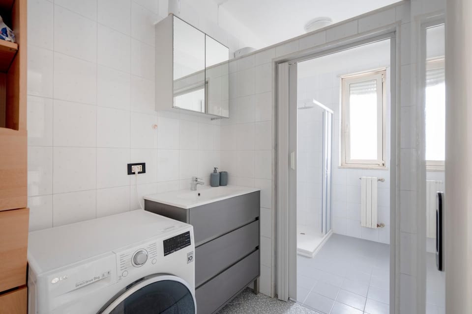 Bathroom, Kitchen or kitchenette, washing machine, dryer