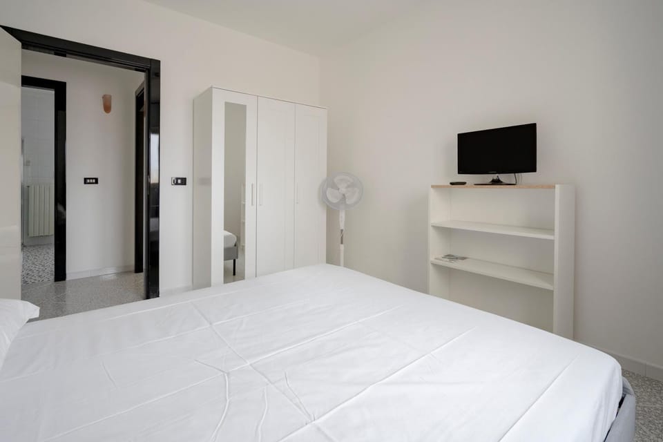 Communal lounge/ TV room, Bed, TV and multimedia, Photo of the whole room, Bedroom, wardrobe