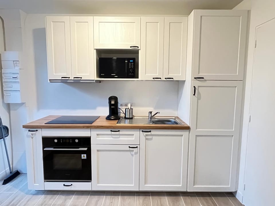 Kitchen or kitchenette, oven, stove