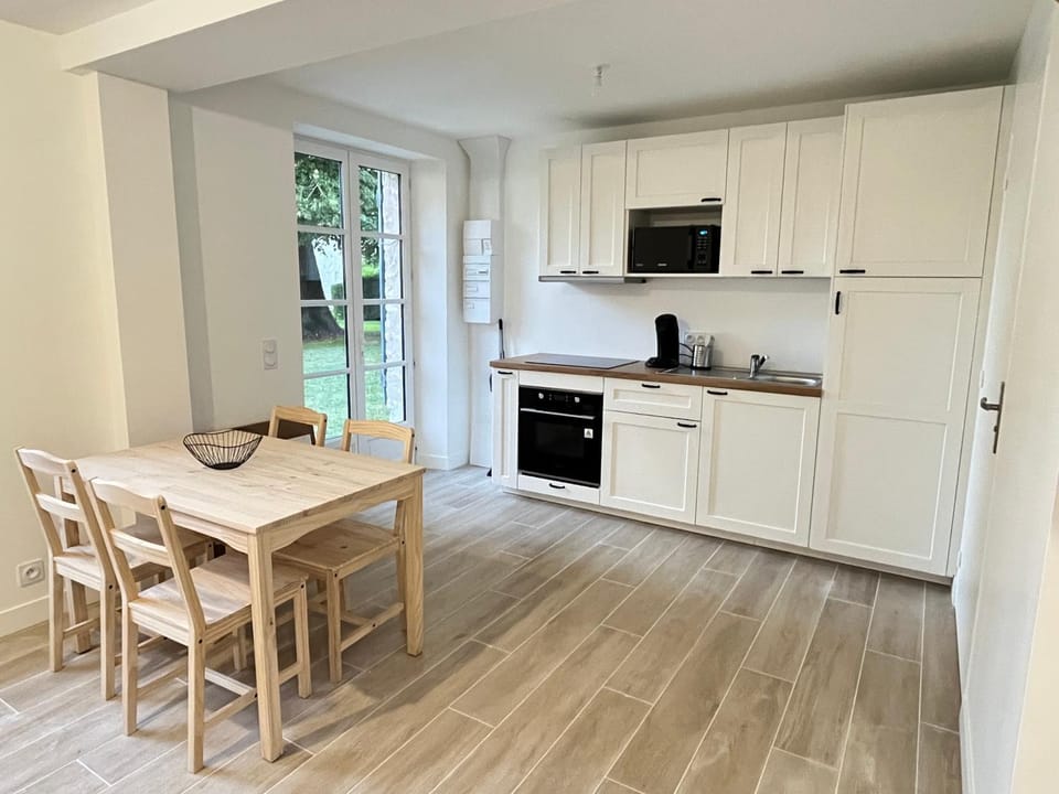 Kitchen or kitchenette, Dining area, oven, stove