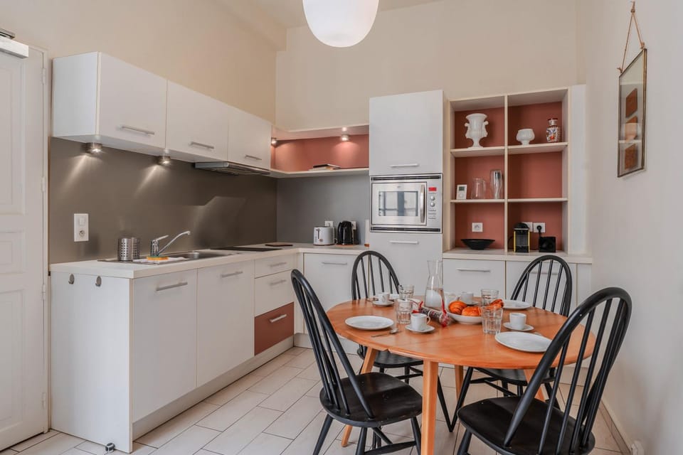 Kitchen or kitchenette, Dining area