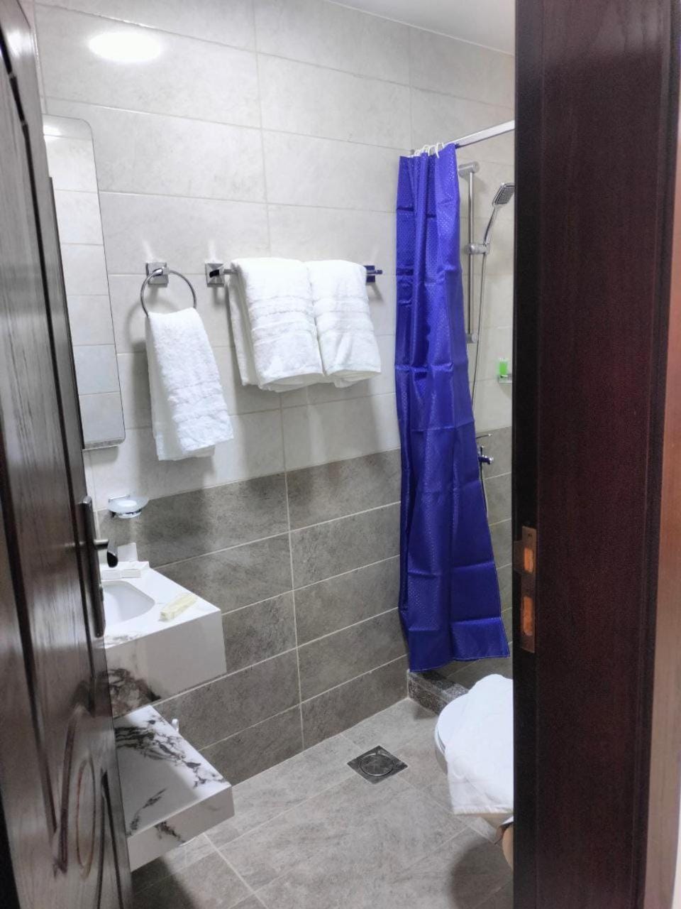 Shower, Toilet, Bathroom, bidet, towels