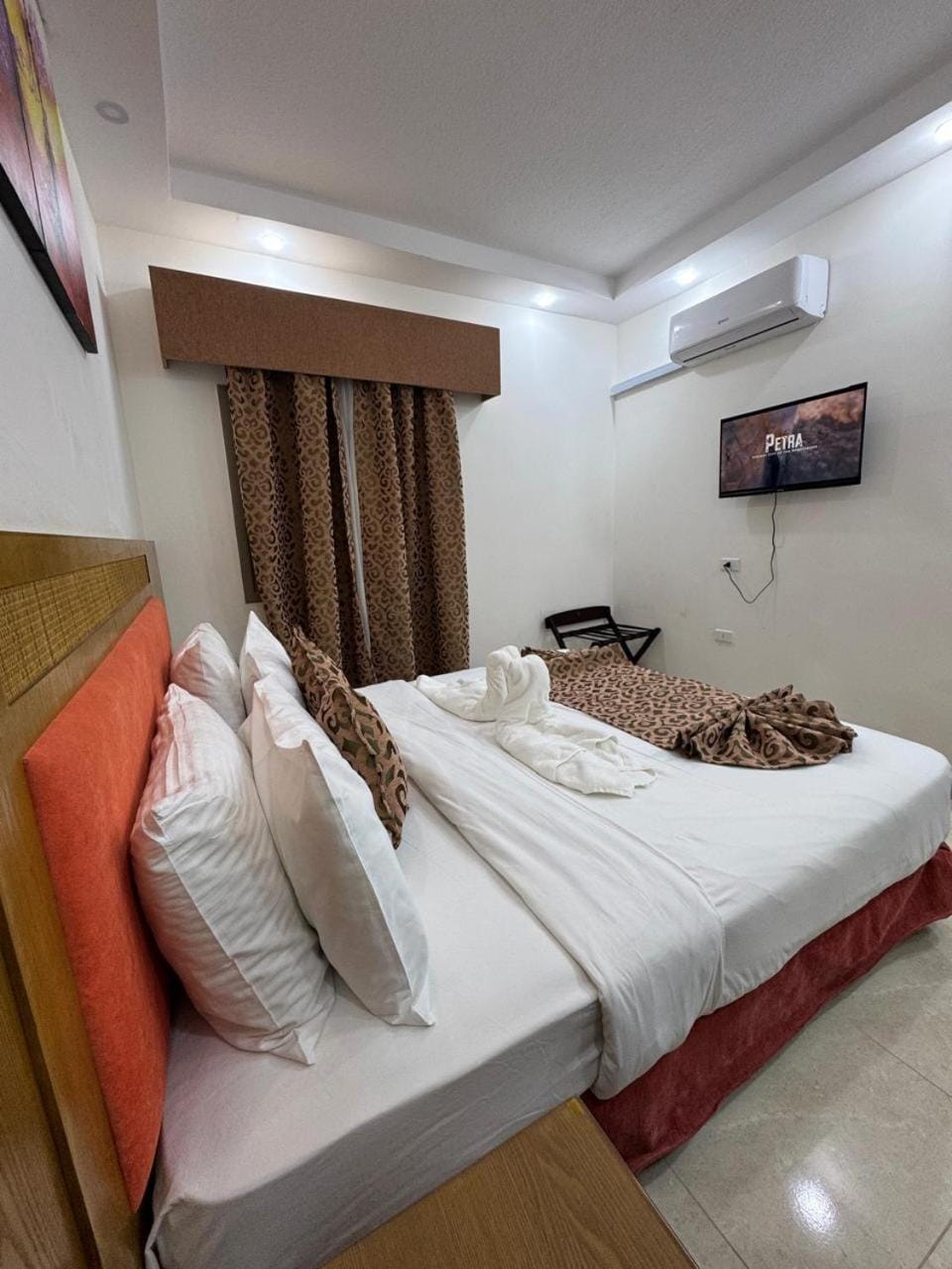 Bed, TV and multimedia, Bedroom, towels, air conditioner