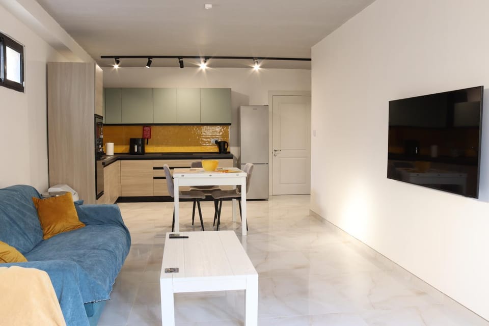 TV and multimedia, Kitchen or kitchenette, Living room, Seating area, Dining area