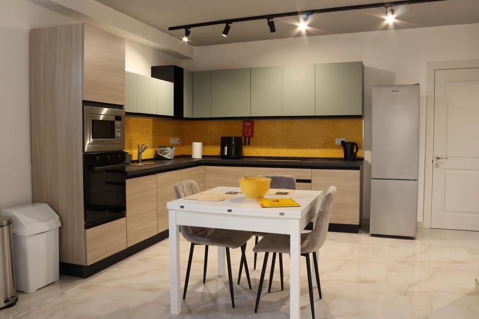 Coffee/tea facilities, Kitchen or kitchenette, Dining area, dishwasher, oven, stove, toaster