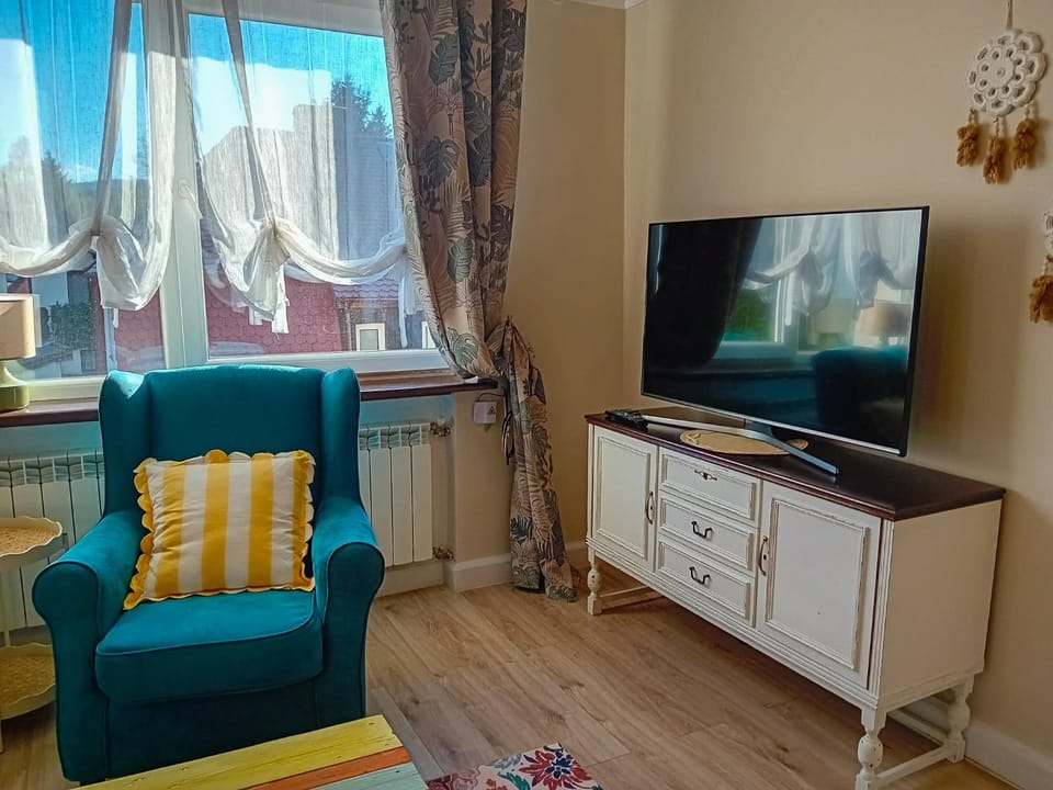 Communal lounge/ TV room, TV and multimedia, Living room, Seating area, Evening entertainment