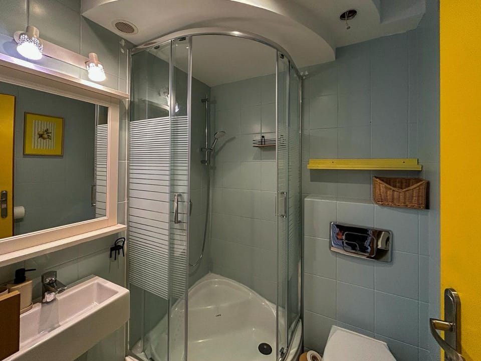Shower, Bathroom, towels
