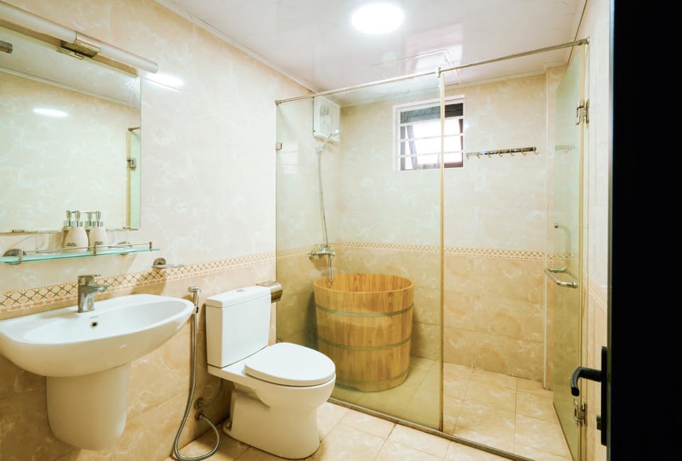 Căn hộ 1 ngủ 1 khách ấm áp trong khu phố Linh lang sầm uất Apartment in Vietnam