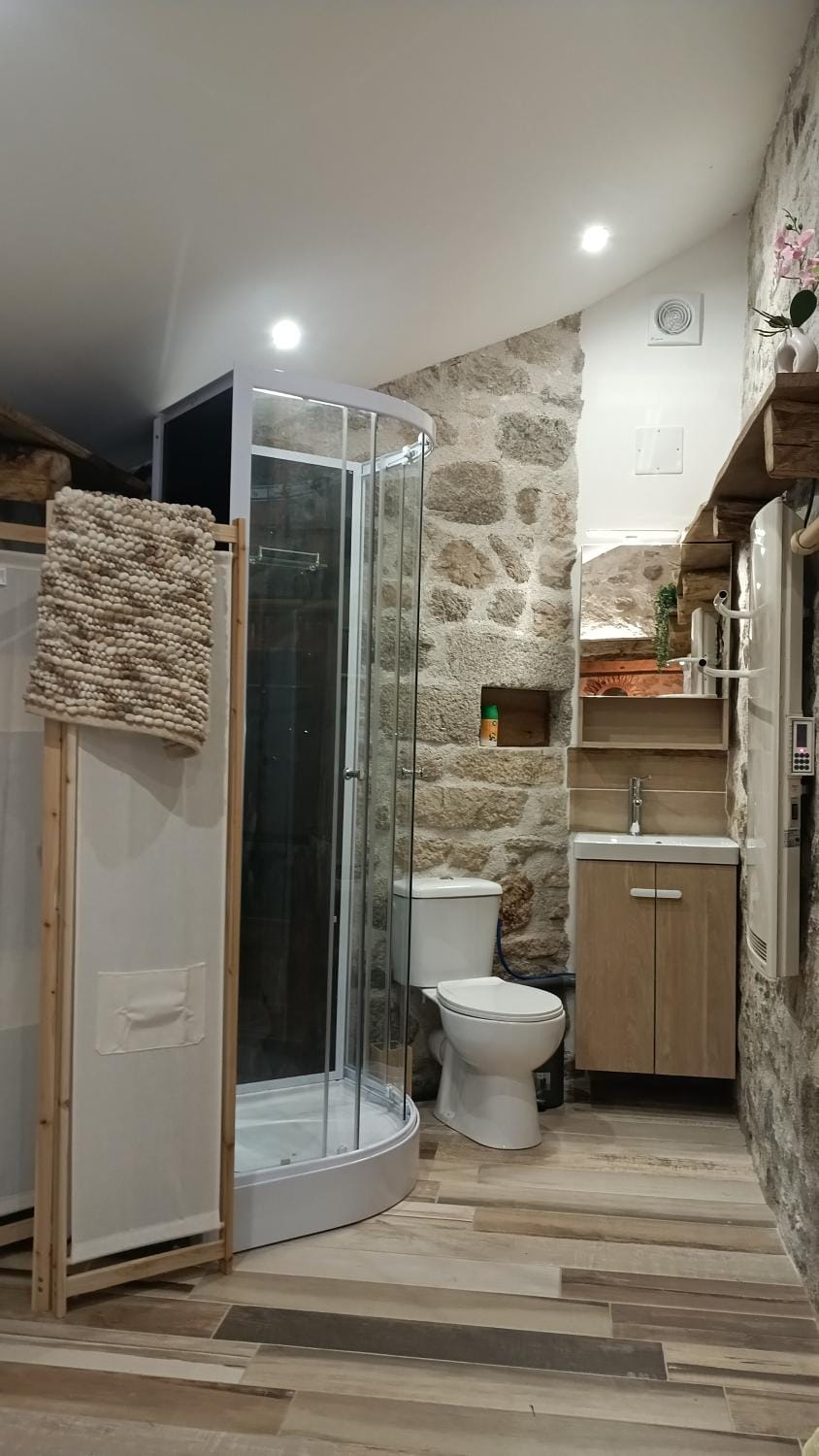 Shower, Toilet