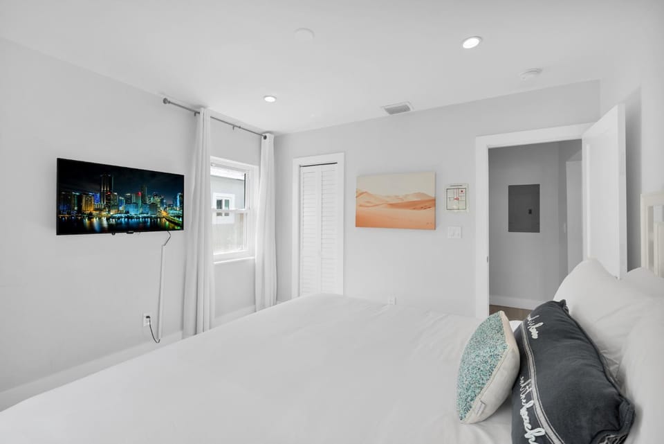 Bed, TV and multimedia, Photo of the whole room, Bedroom