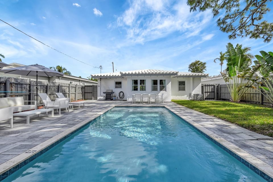Property building, Day, Garden, Pool view, Swimming pool, sunbed