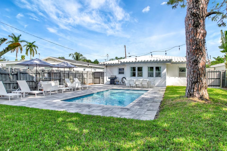 Property building, Patio, Spring, Day, Garden, Garden view, Pool view, Swimming pool, sunbed