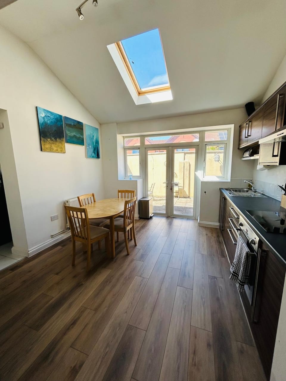 Lovely 2 BR Home By AltoLuxoExperience Short Lets & Serviced Accommodation With Free Wifi & Parking House in Bristol