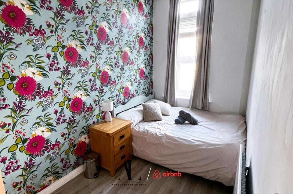 Lovely 2 BR Home By AltoLuxoExperience Short Lets & Serviced Accommodation With Free Wifi & Parking House in Bristol