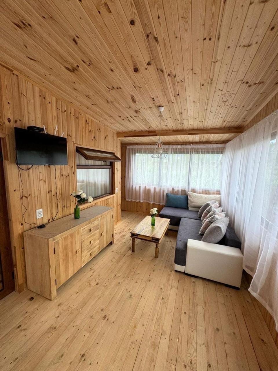 Communal lounge/ TV room, TV and multimedia, Living room, Seating area, Evening entertainment