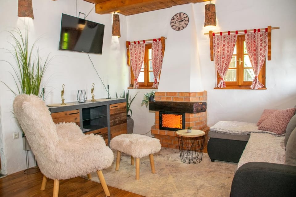 TV and multimedia, Living room, Seating area, fireplace
