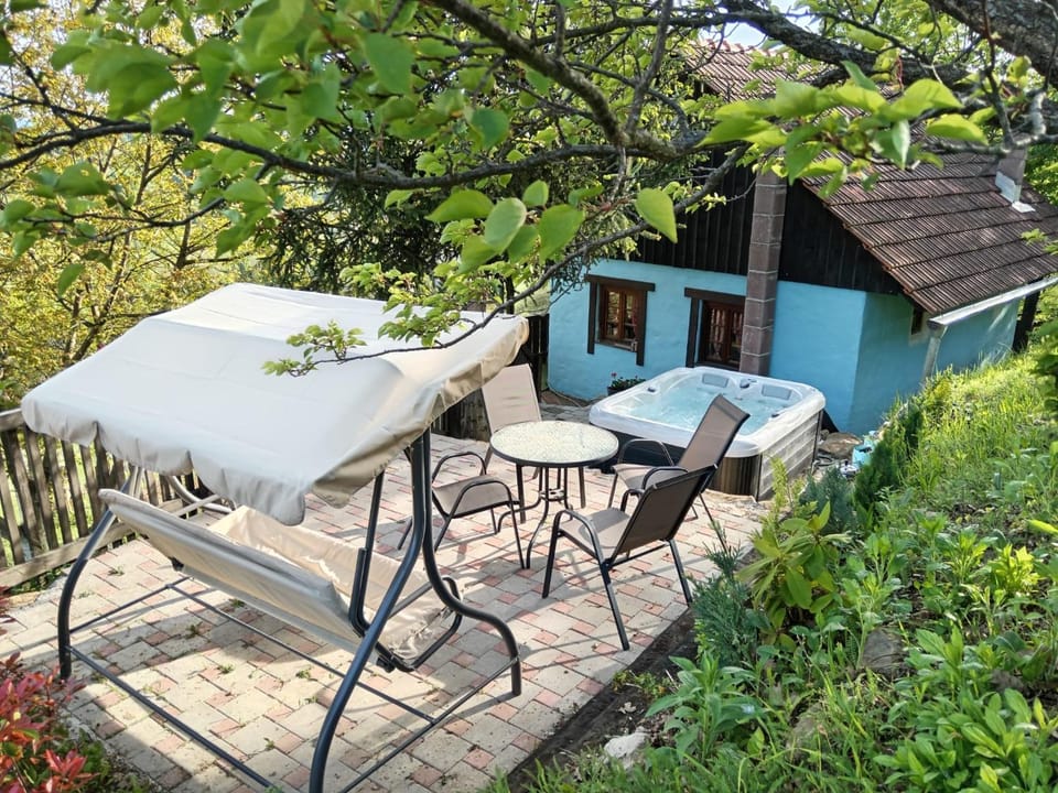 Property building, Patio, Spring, Day, Garden, Hot Tub, Seating area, Garden view, Open Air Bath