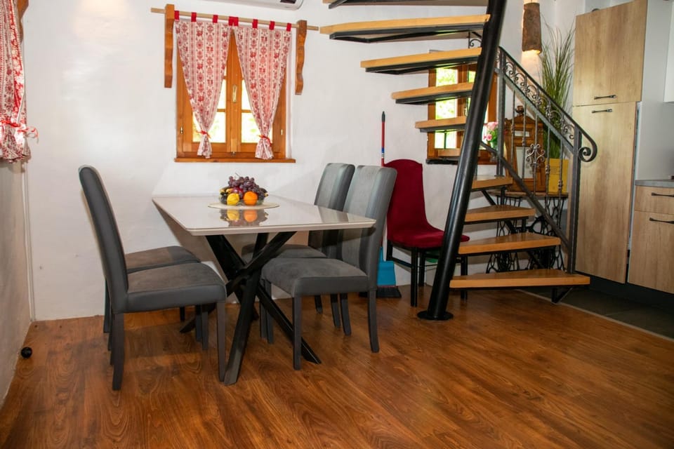 Seating area, Dining area, kitchen