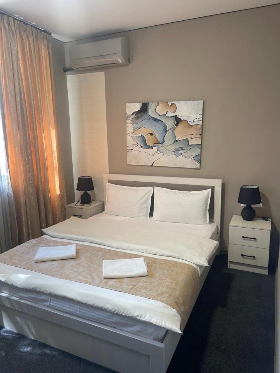 Bed, Photo of the whole room, Bedroom, towels