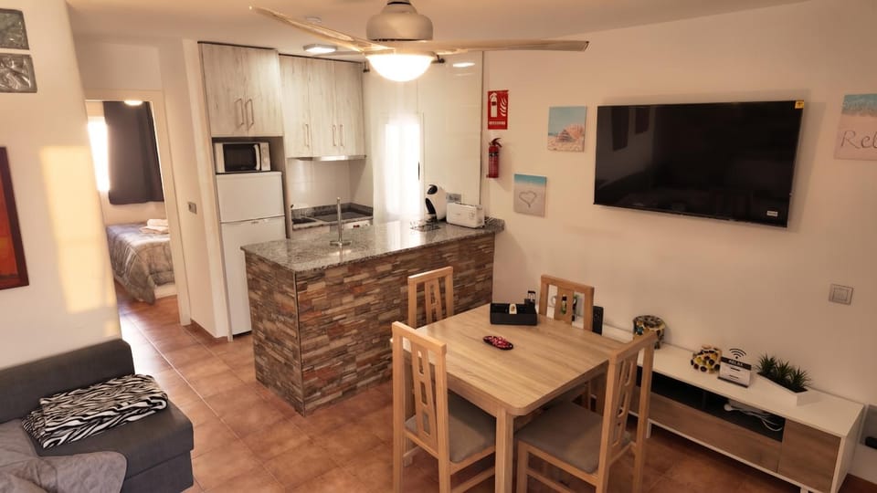 TV and multimedia, Coffee/tea facilities, Kitchen or kitchenette, Living room, Dining area, oven, pet friendly
