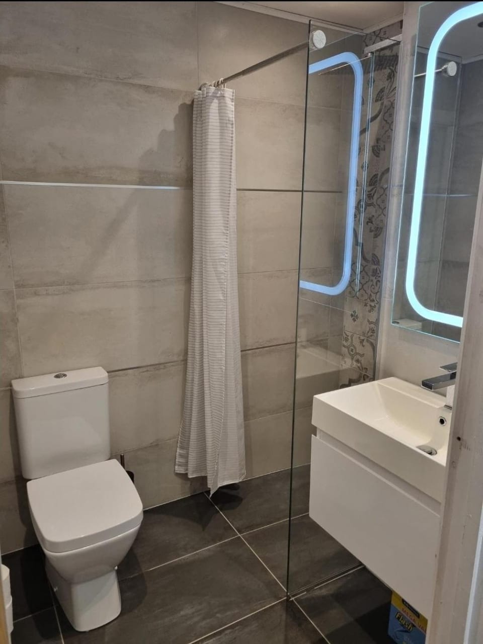 Stylish annexe with private entrance, four persons Apartment in London Borough of Croydon