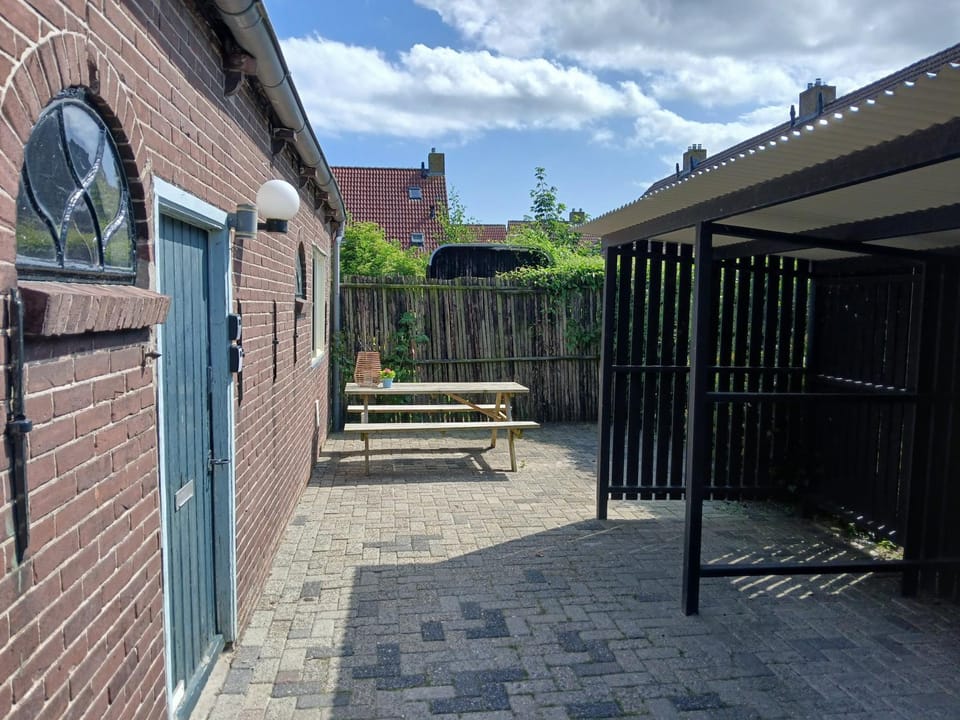 Facade/entrance, Garden, Balcony/Terrace