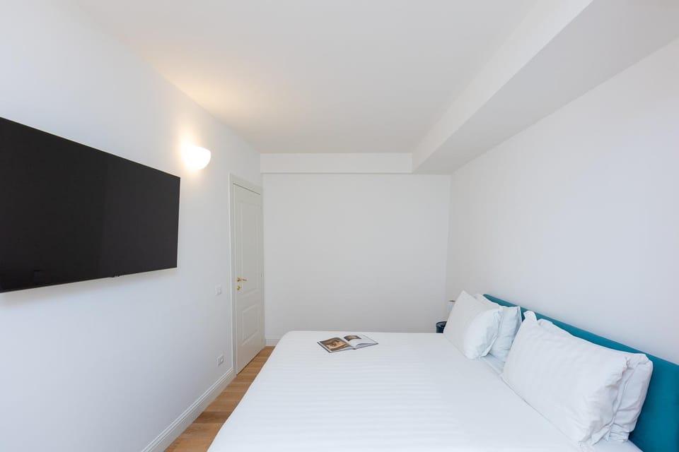 Bed, TV and multimedia, Photo of the whole room, Bedroom, towels