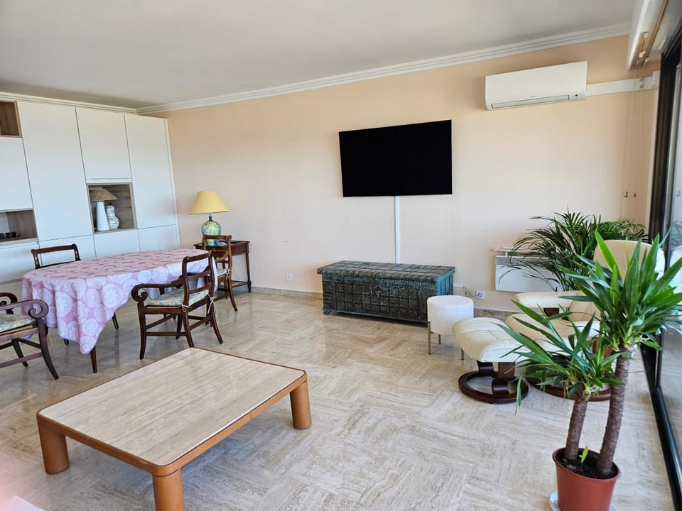 Vue mer beau 2 pieces Apartment in Antibes