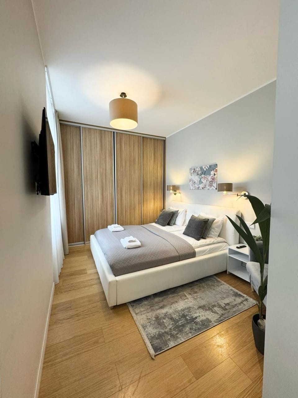 Bed, TV and multimedia, Photo of the whole room, Bedroom, towels