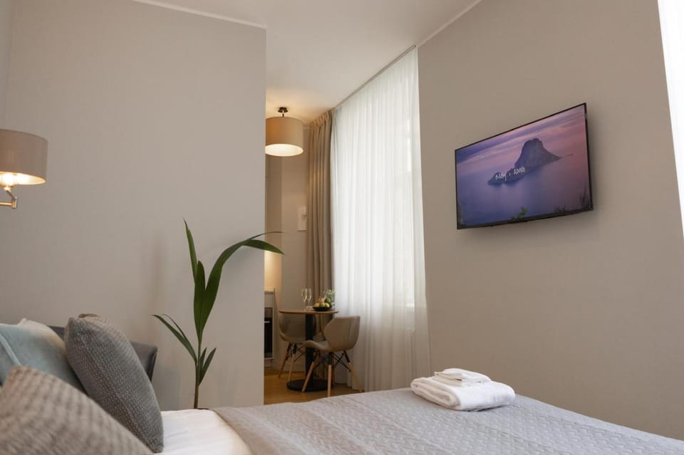 Bed, TV and multimedia, Bedroom, towels