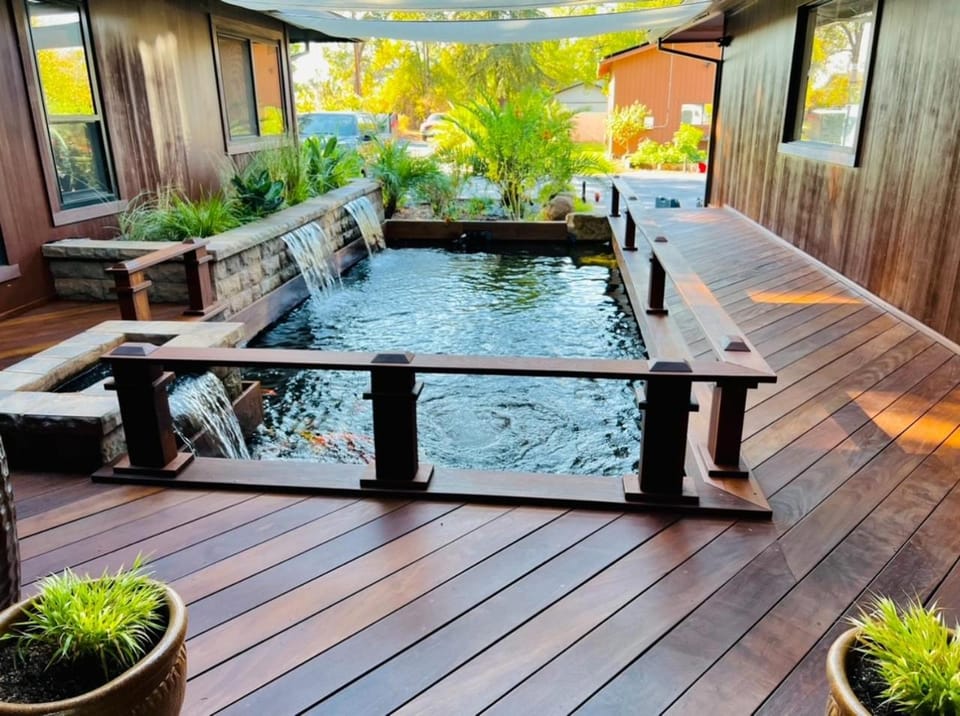 Tropical Riverhouse Retreat House in Redding