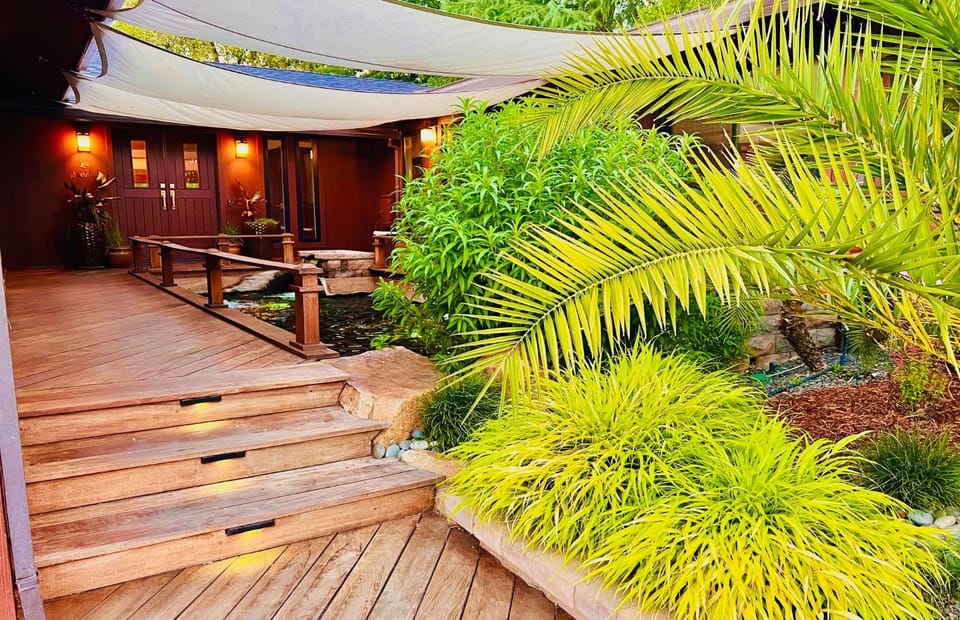Tropical Riverhouse Retreat House in Redding
