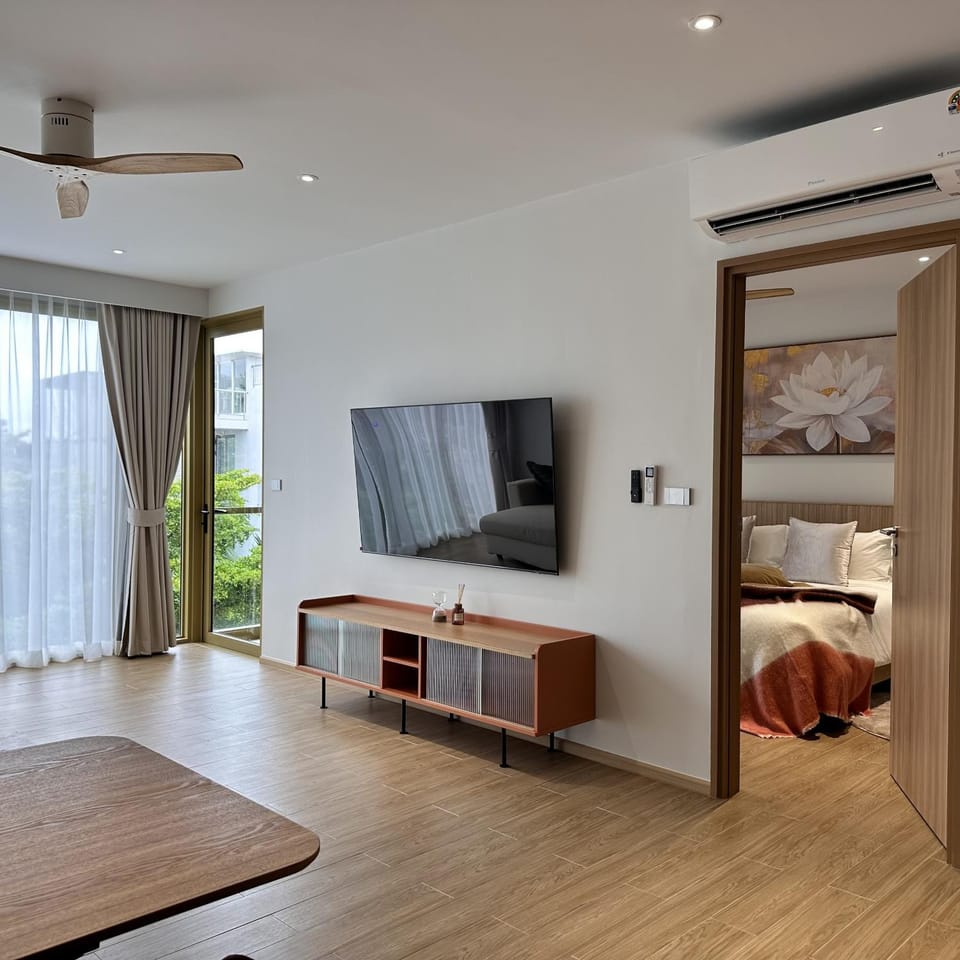 Bed, TV and multimedia, Living room, Seating area, Bedroom, air conditioner