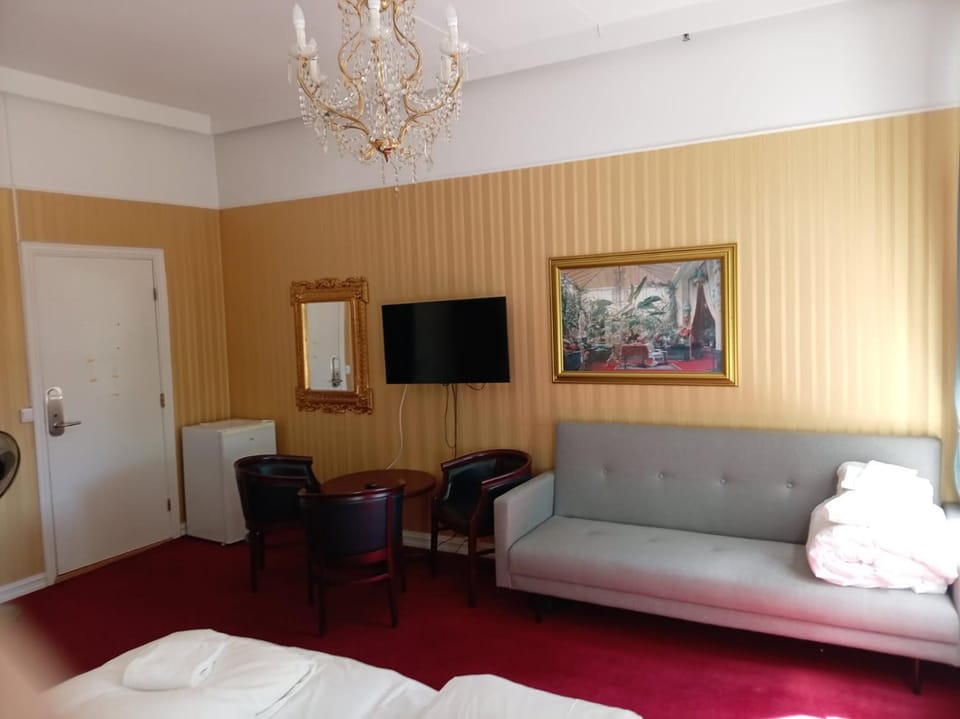 Bed, TV and multimedia, Photo of the whole room, Seating area, Bedroom