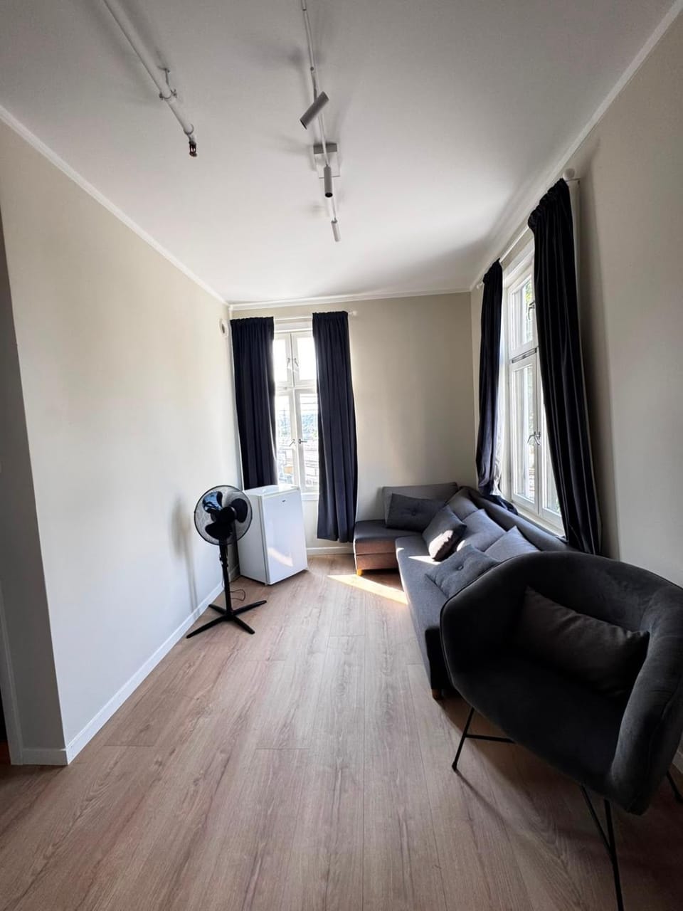 Bed, Living room, Seating area, Bedroom