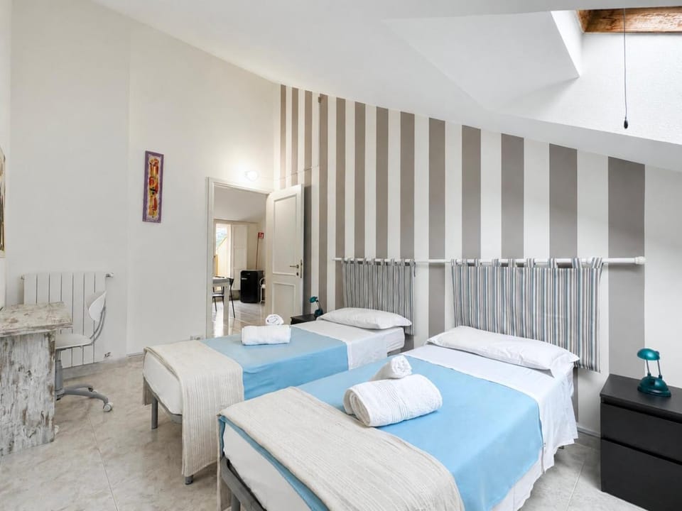 Bedroom, towels