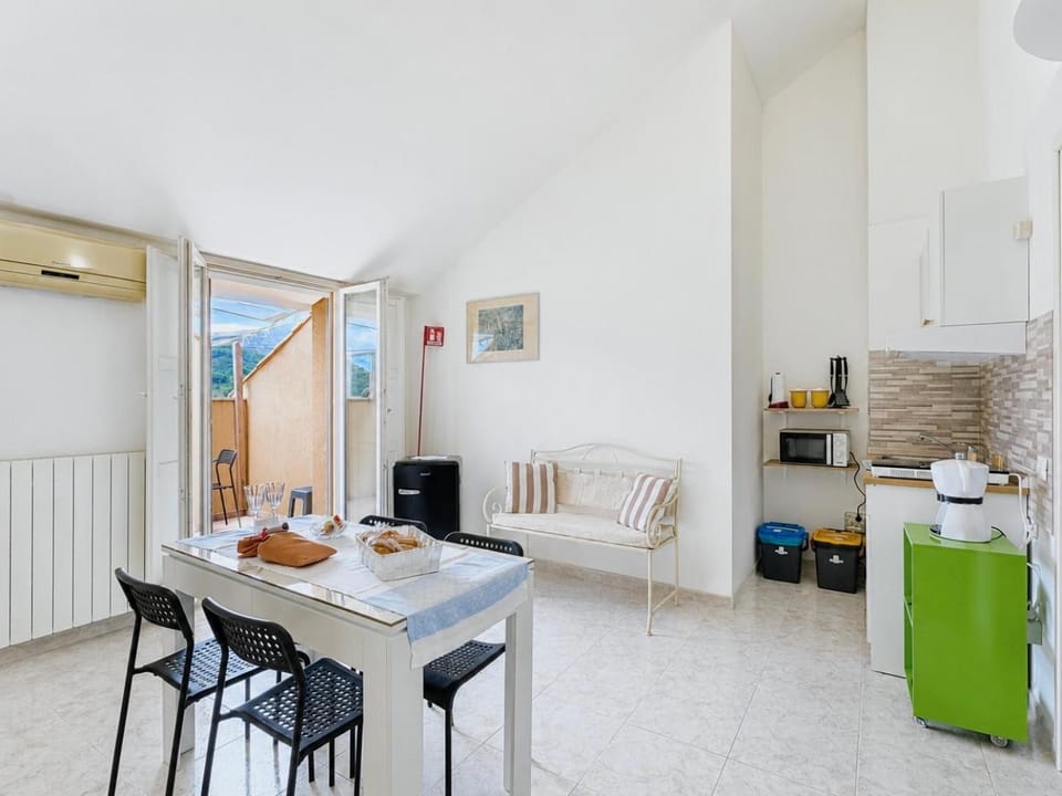 Living room, Dining area, Food, stove