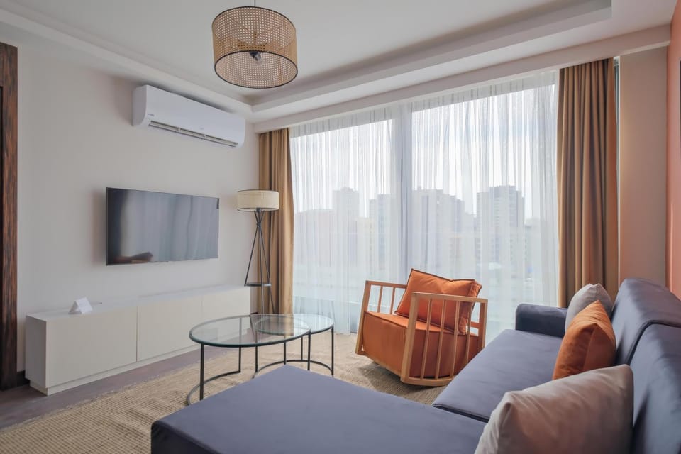 Communal lounge/ TV room, Bed, TV and multimedia, Living room, Photo of the whole room, Seating area, Evening entertainment, air conditioner