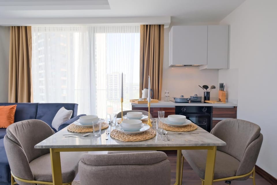 Coffee/tea facilities, Kitchen or kitchenette, Living room, Food and drinks, Seating area, Dining area, Food