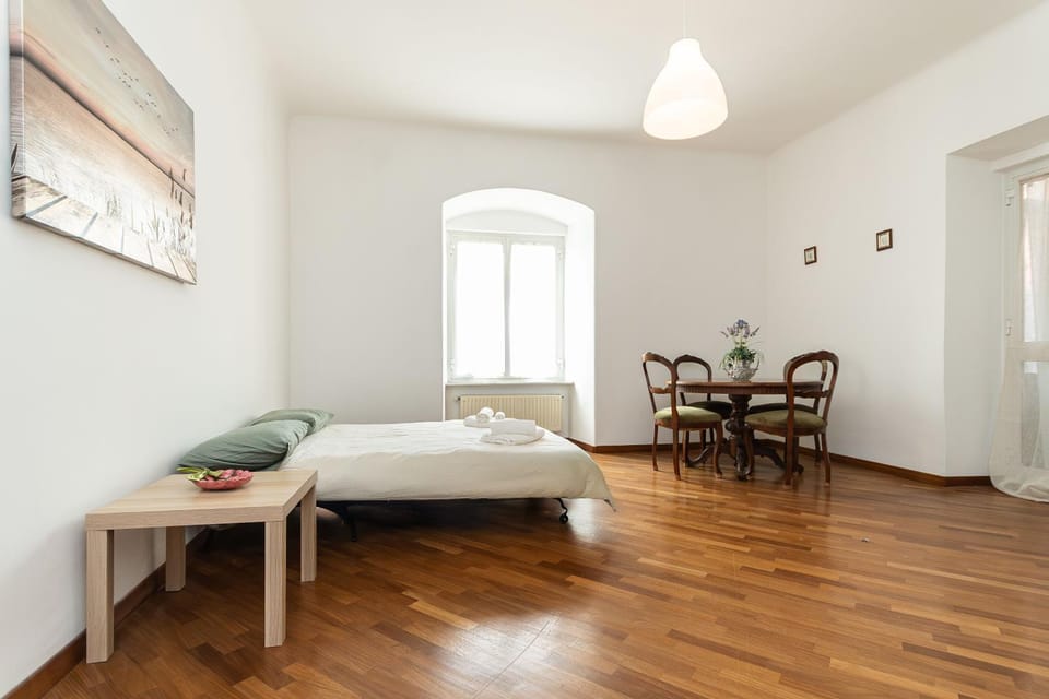 Bed, Dining area, Bedroom