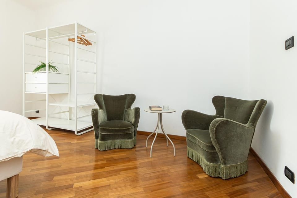 Bed, Living room, Photo of the whole room, Seating area, Bedroom