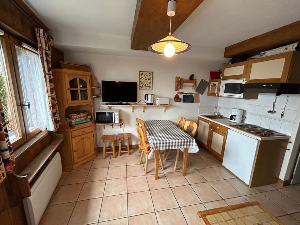 Property building, Kitchen or kitchenette, Living room