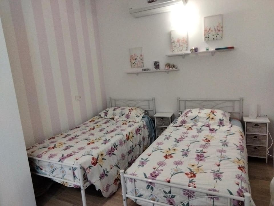 Bedroom, air conditioner